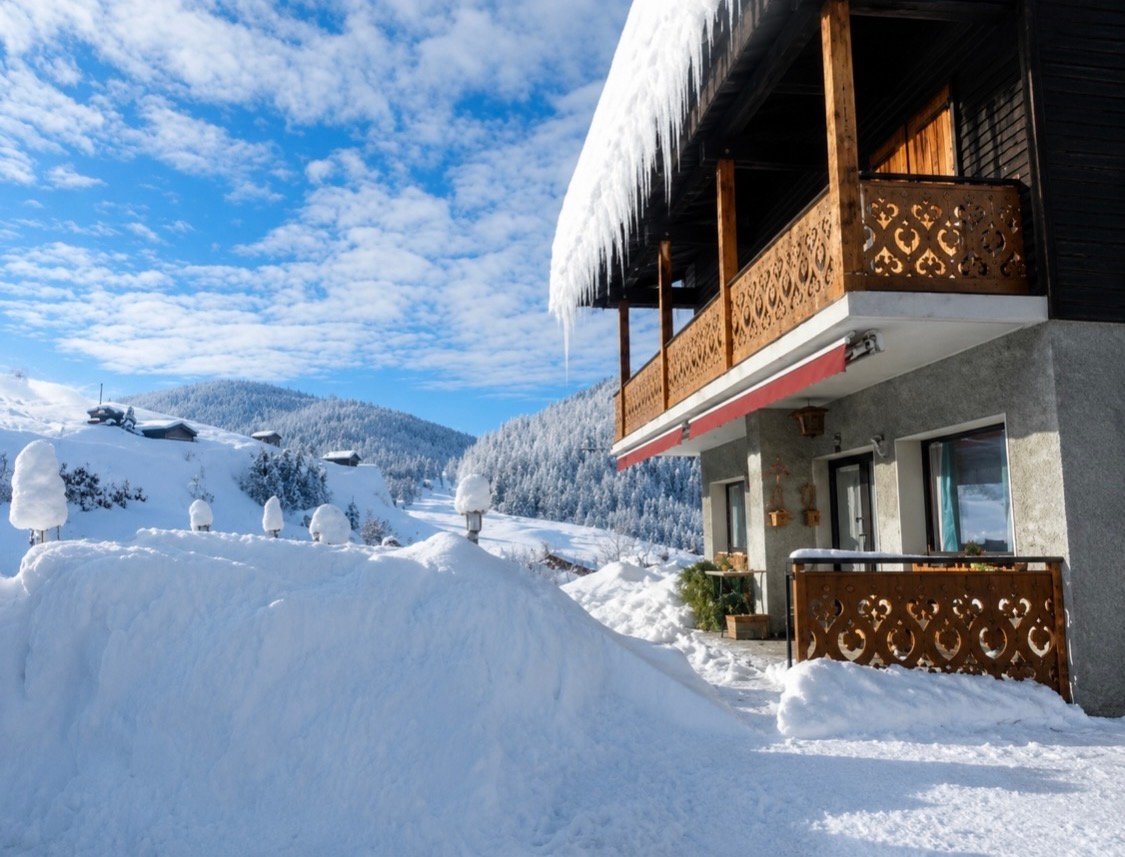 L'Hôtel Borderan sous la neige, au pied des pistes de La Clusaz