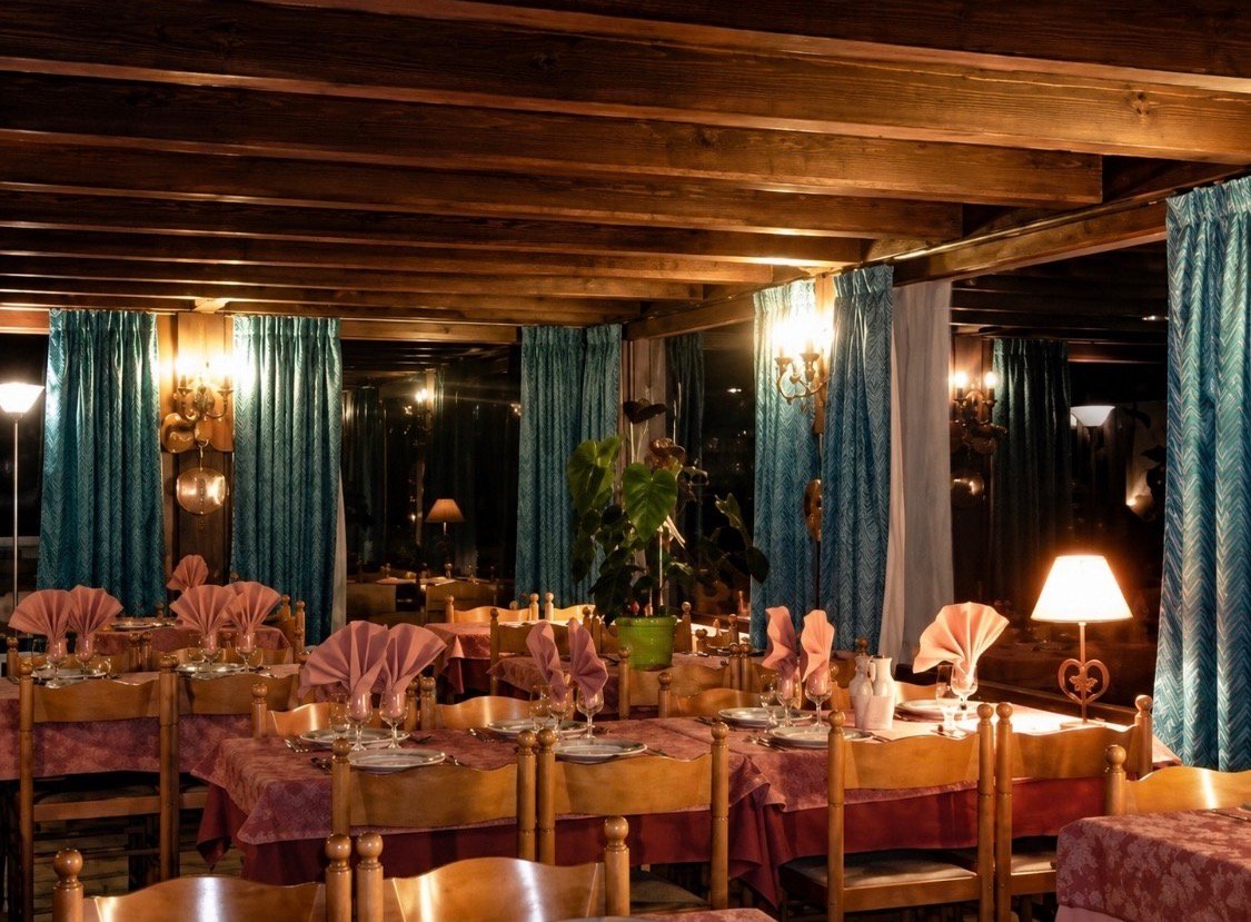 Salle à manger de l'Hôtel Borderan, cuisine savoyarde et ambiance chaleureuse